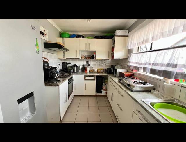 3 BEDROOM HOUSE FOR SALE IN BISLEY